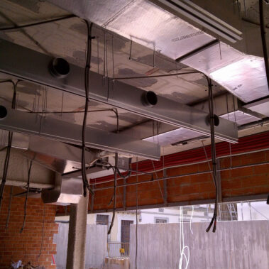 Instalación de climatización sala de conferencias con difusores lineales.