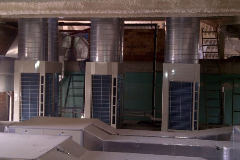 Unidades vrf a 2 tubos y sistema de recuperación de energía en el sistema de ventilación para la climatización de oficinas