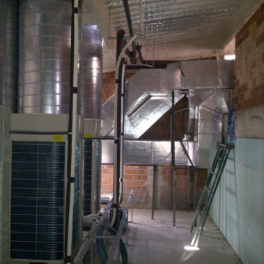 Instalación de vrf con el aire de condensación conducida al exterior.